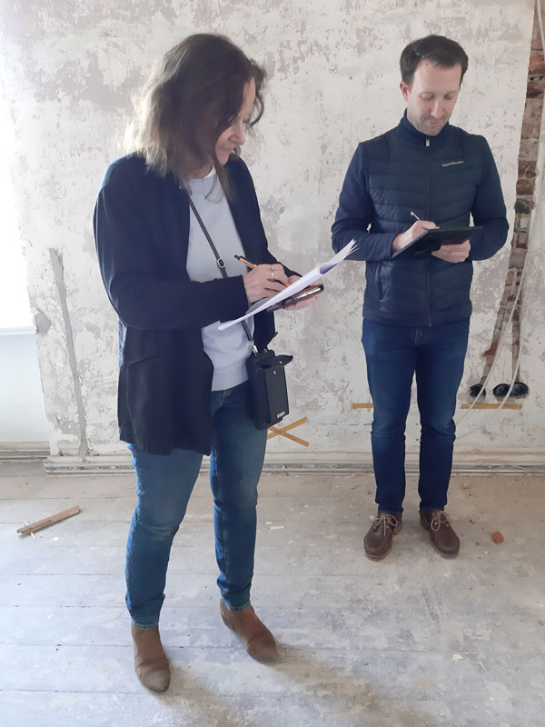 Architektin Cornelia Lange und Fachplaner Mario Szybalski notieren sich Maße und Details zur Lüftungs-Planung