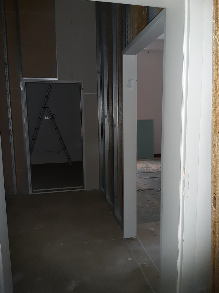 Aus einem Raum wurden zwei: Blick in das zukünftoge barrierefreie WC (Leiter) und das zukünftige Backoffice.