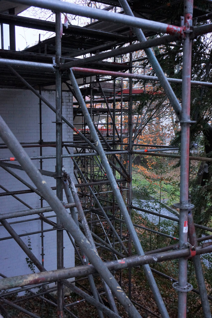 Verschachtelte Gerüstkonstruktion auf der Stadtgrabenseite des Oesterlen-Baus.