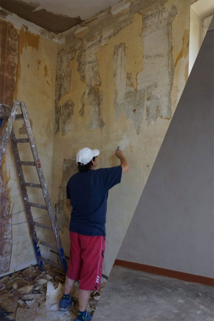 Alte Tapette runter, Wand gespachtelt und mit Kalkfarbe gestrichen.