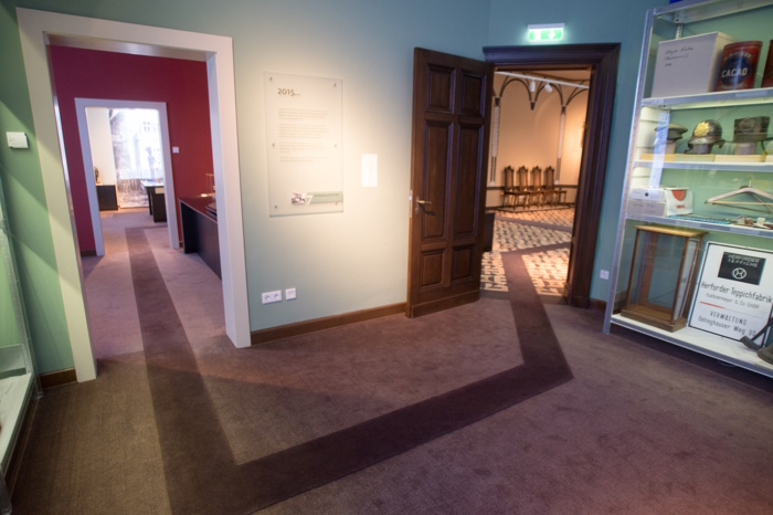 Der schmale Teppichstreifen ermöglicht Sehbehinderten mit einem Taststock die Orientierung im Museum. Er zieht sich wie eine Schlange durch alle Räume.