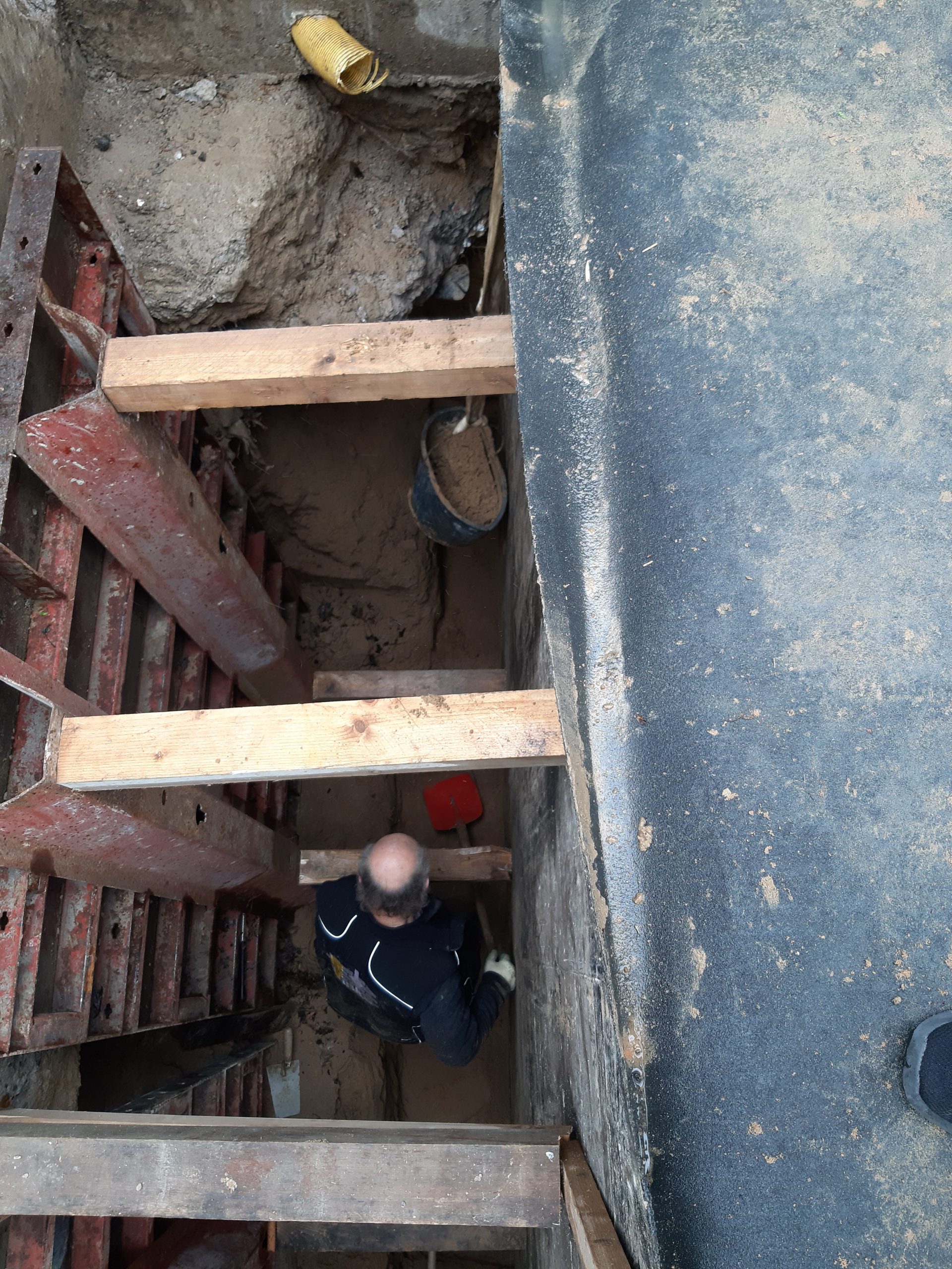Die letzten Meter bis zur Kellersohle mussten die Bauarbeiter mit der Schaufel ausheben.